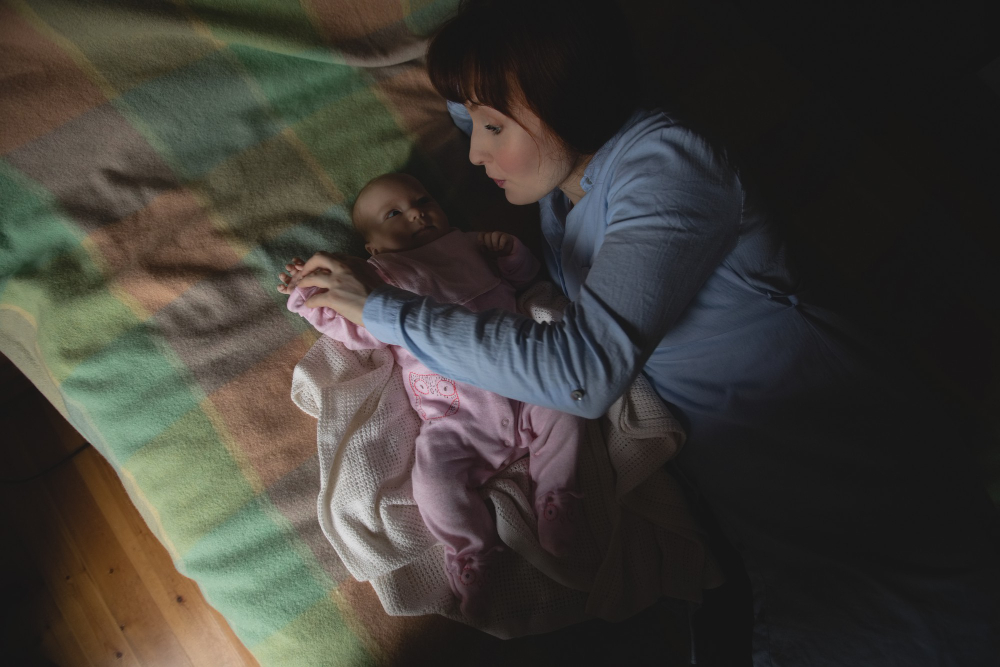 anya a babát altatja