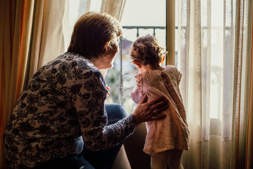 Nagymama és unokája szeretetteljes pillanata
